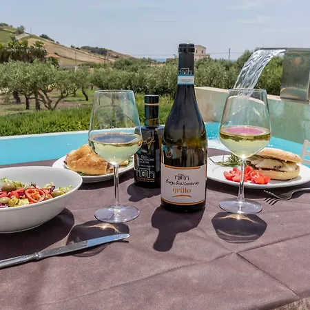 Rezort Borgo Giallonardo Wine Relais 2*