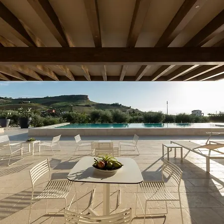 Borgo Giallonardo Wine Relais منتجع